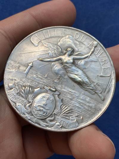 《竞宝斋》第409场 周日，周一，2场连拍 （全场包邮） 1910年法国勒阿弗尔海军协会镀银铜章 54.8克 49.8mm 三角铜标