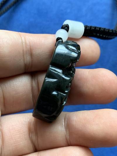 《竞宝斋》第409场 周日，周一，2场连拍 （全场包邮） 黑青玉貔貅挂饰 长宽高：39.2*22*12.4mm 带绳总重约24.4克 品种细节见图