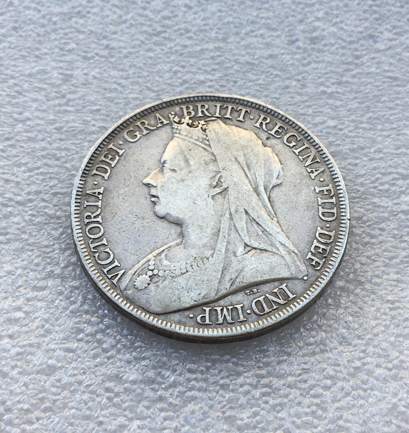 世界钱币专场拍卖 英国1895年维多利亚女王披纱马剑一克朗银币 28克92.5%银