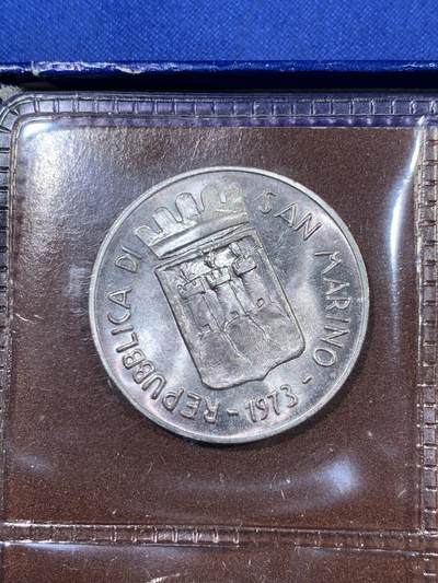 《竞宝斋》第409场 周日，周一，2场连拍 （全场包邮） 原盒证书 圣马力诺1973年8枚封装套币 早期年份 其中500里拉是银币