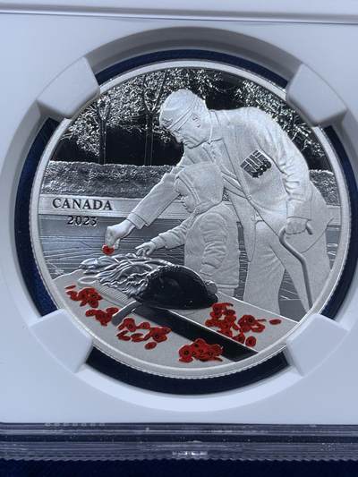 《竞宝斋》第409场 周日，周一，2场连拍 （全场包邮） NGC PF70UC 加拿大2023年荣军日彩色精制纪念银币-20加元（999纯银，38MM币径，盒证齐全，发行量7500枚）