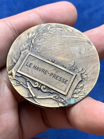 《竞宝斋》第409场 周日，周一，2场连拍 （全场包邮） 坐着的女神铜章 41.1克 45.1mm 三角铜标