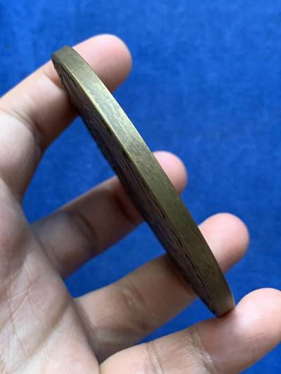 《竞宝斋》第409场 周日，周一，2场连拍 （全场包邮） 1982年澳门大铜章，第八届葡国旅游及旅行社周年大会纪念章，188克，直径78mm，面积大，设计制作精美，保存很好，罕见。