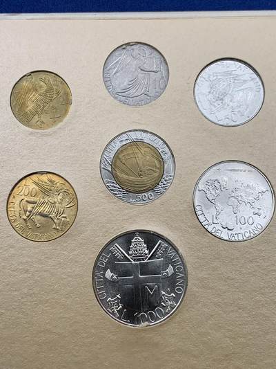 《竞宝斋》第409场 周日，周一，2场连拍 （全场包邮） 梵蒂冈1985年原封套币 其中最大一枚1000里拉是银币 非常少见的品种