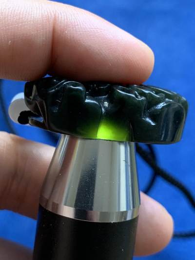 《竞宝斋》第409场 周日，周一，2场连拍 （全场包邮） 黑青玉貔貅挂饰 长宽高：39.2*22*12.4mm 带绳总重约24.4克 品种细节见图