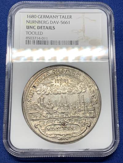《竞宝斋》第409场 周日，周一，2场连拍 （全场包邮） - NGC UNC 德国 纽伦堡帝国自由城 1680年 景观泰勒银币 打制深峻 细节见图