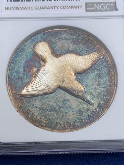 《竞宝斋》第409场 周日，周一，2场连拍 （全场包邮） NGC SP63 库克群岛1976年5元曼加拉翠鸟克朗型纪念银币 五彩包浆难得