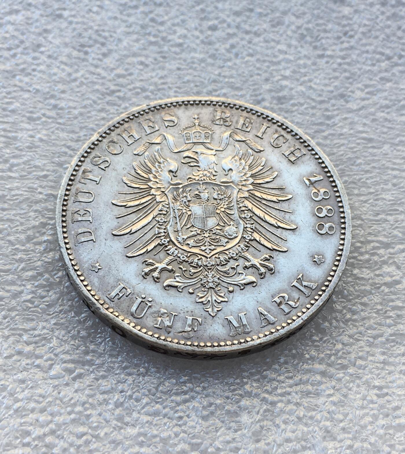 世界钱币专场拍卖 德国普鲁士1888年弗里德里希三世短翅5马克银币 弗里德里希三世（Frederich III）（1831年10月18日～1888年6月15日），全名为弗里德里希·威廉·尼古拉斯·卡尔（Friedrich Wilhelm Nikolaus Karl），德意志帝国皇帝兼普鲁士王国国王（1888年3月9日～6月15日在位），由于只在位99天，他也被称为“百日皇帝”