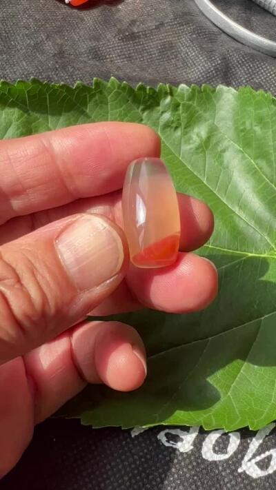零元拍：南红玛瑙桶珠，约7克，24/18MM，颜色以实物为准。拍到的再送一斤南红鱼缸料，只多不少