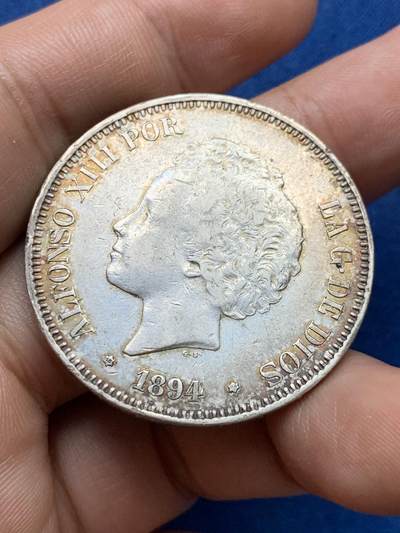 《竞宝斋》第409场 周日，周一，2场连拍 （全场包邮） 西班牙1894年阿方索十三世爆炸头5比塞塔银币，900银，25g，直径37毫米。带淡彩包浆，阿方索三个板式中最少的一种。