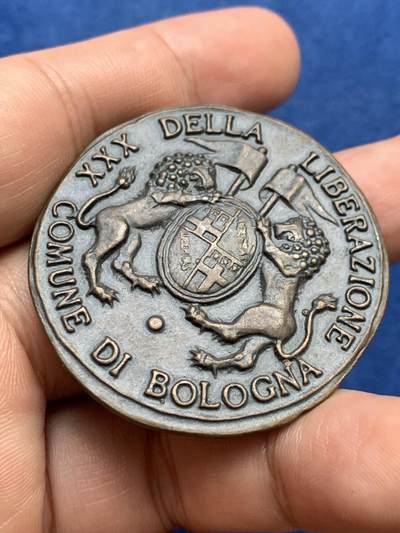 《竞宝斋》第409场 周日，周一，2场连拍 （全场包邮） 意大利博洛尼亚市政府解放30周年纪念章 33.9克 43.5mm