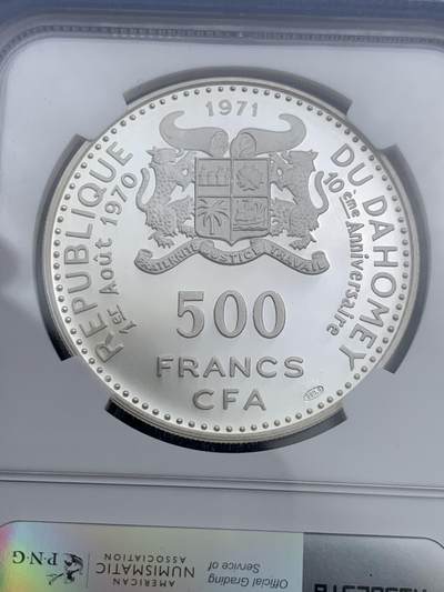 《竞宝斋》第409场 周日，周一，2场连拍 （全场包邮） NGC PF66UC 1971年达荷美（贝宁共和国）独立十周年维梅河土著女孩500法郎精制纪念银币（珍稀币种！限量550枚，999纯银，25.5克，币径40MM）