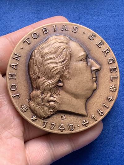 《竞宝斋》第409场 周日，周一，2场连拍 （全场包邮） 瑞典1980年大铜章 290克 70mm 边铭1963 约翰·托比亚斯·塞尔格尔画家雕塑家诞辰240周年（瑞典新古典主义艺术之父） 原盒带支架