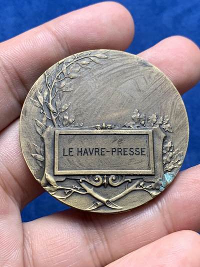 《竞宝斋》第409场 周日，周一，2场连拍 （全场包邮） 坐着的女神铜章 41.1克 45.1mm 三角铜标