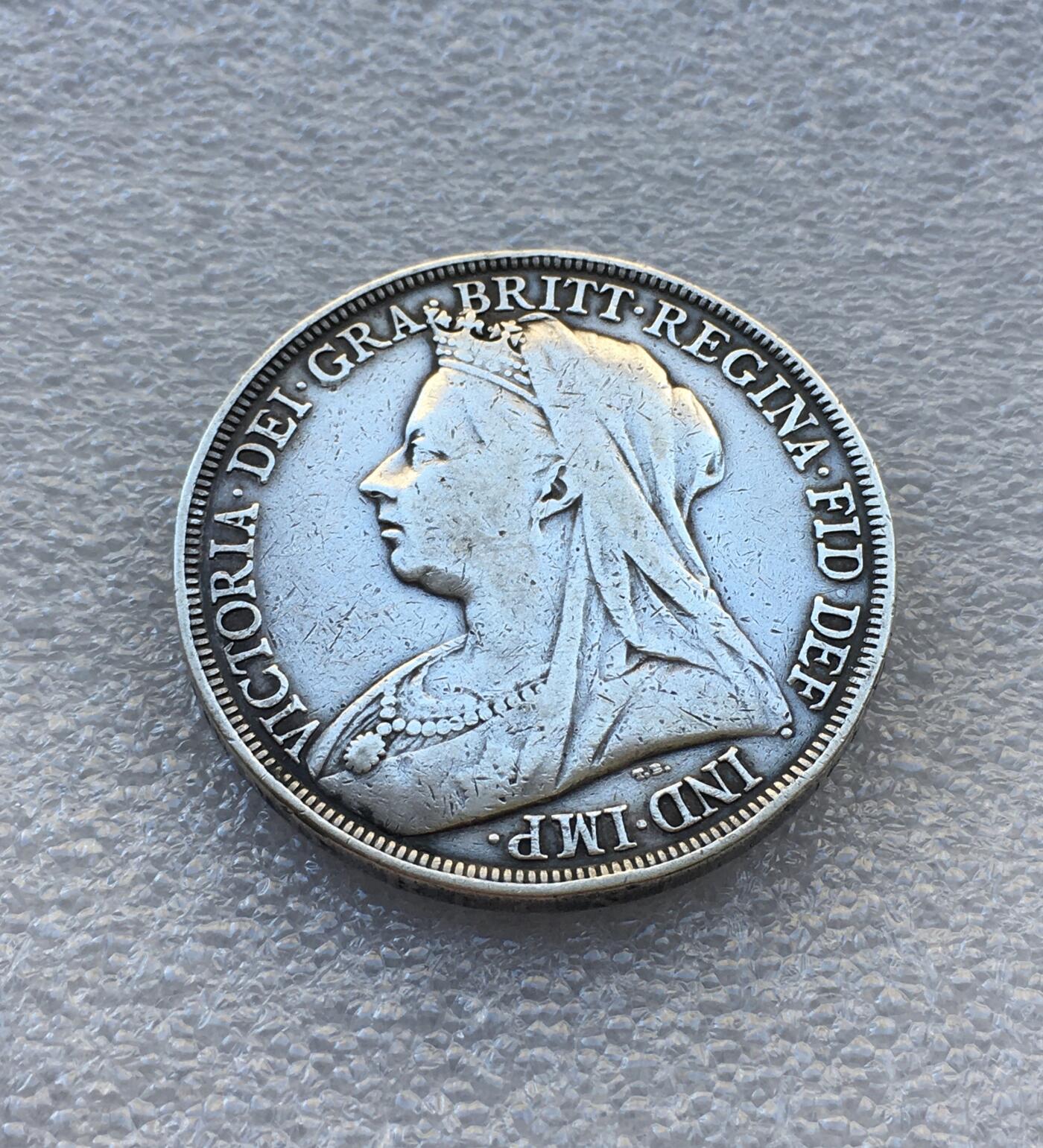 世界钱币专场拍卖 英国1895年维多利亚女王披纱马剑一克朗银币 28克92.5%银