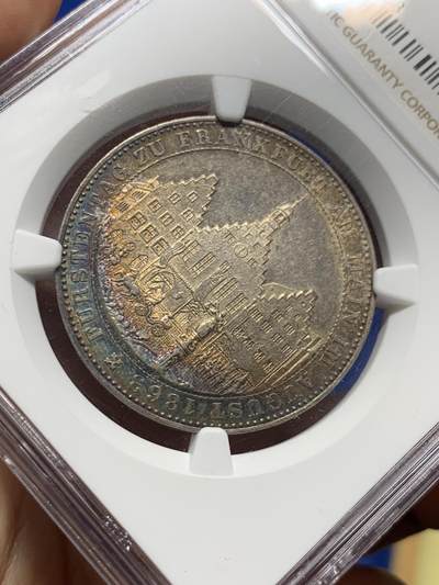 《竞宝斋》第409场 周日，周一，2场连拍 （全场包邮） NGC MS61 德国1863年法兰克福王子议会泰勒银币，经典的法兰克福市政厅，底板状态好，包浆也出色，个人感觉低评了