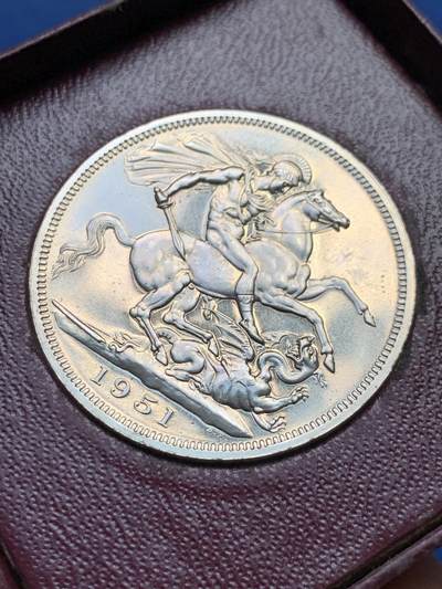 《竞宝斋》第409场 周日，周一，2场连拍 （全场包邮） 英国1951镍马剑乔治六世克朗 带红色原盒