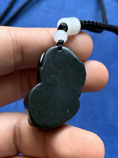 《竞宝斋》第409场 周日，周一，2场连拍 （全场包邮） 黑青玉貔貅挂饰 长宽高：39.2*22*12.4mm 带绳总重约24.4克 品种细节见图