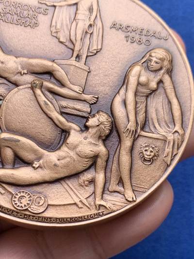 《竞宝斋》第409场 周日，周一，2场连拍 （全场包邮） 瑞典1980年大铜章 290克 70mm 边铭1963 约翰·托比亚斯·塞尔格尔画家雕塑家诞辰240周年（瑞典新古典主义艺术之父） 原盒带支架