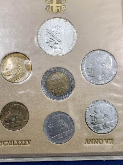 《竞宝斋》第409场 周日，周一，2场连拍 （全场包邮） 梵蒂冈1985年原封套币 其中最大一枚1000里拉是银币 非常少见的品种