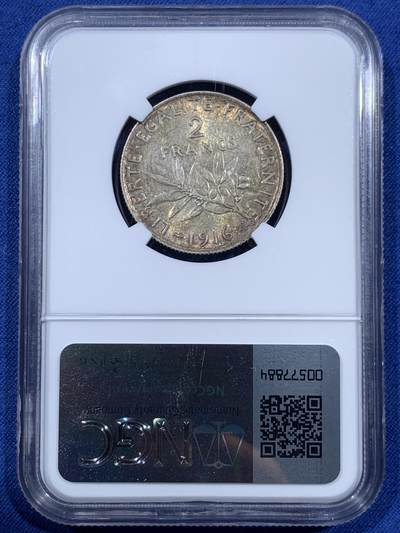 《竞宝斋》第409场 周日，周一，2场连拍 （全场包邮） 两枚一组 自己送评的，法国播种女神2法郎银币，NGC AU58，正面背面五彩，设计非常经典的一枚。1991年苏联3戈比铜币，原光，NGC MS64，非常丝滑的转光，图案设计很漂亮。