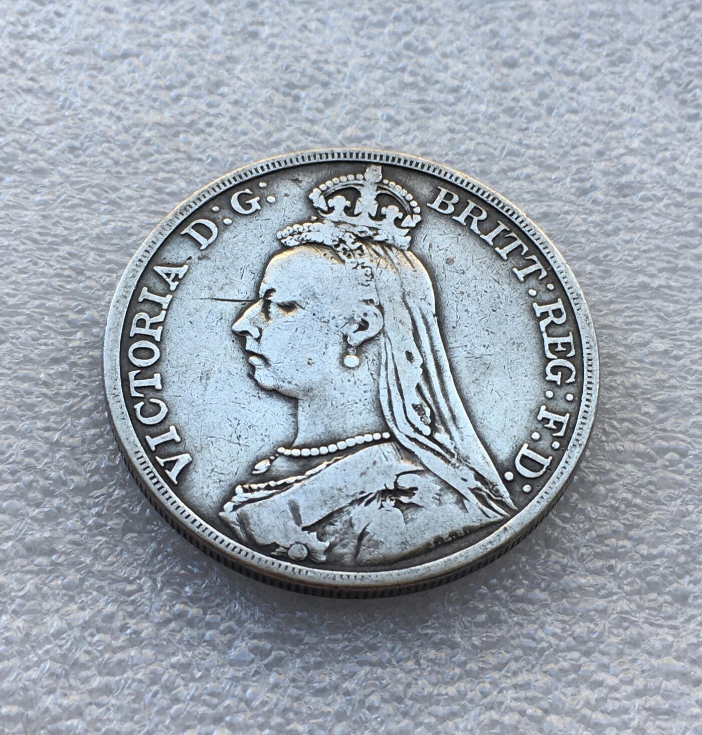 世界钱币专场拍卖 英国1892年维多利亚女王高冠马剑一克朗银币 28克92.5%银