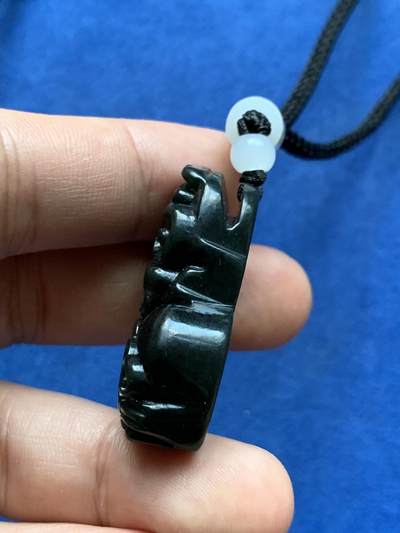 《竞宝斋》第409场 周日，周一，2场连拍 （全场包邮） 黑青玉貔貅挂饰 长宽高：39.2*22*12.4mm 带绳总重约24.4克 品种细节见图