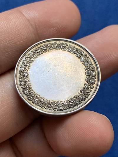 《竞宝斋》第409场 周日，周一，2场连拍 （全场包邮） 法国结婚银章 未刻字 侧面蜜蜂+ARGENT戳记 9.85克 27.3mm 整体五彩漂亮 细节见图