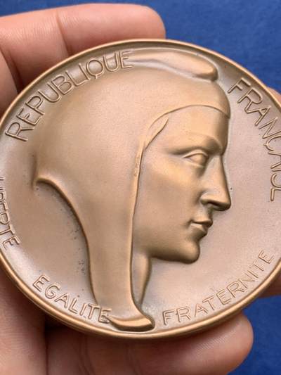 《竞宝斋》第409场 周日，周一，2场连拍 （全场包邮） 1969年法国自由女神大铜章 138.3克 68mm 丰饶角铜标 带盒