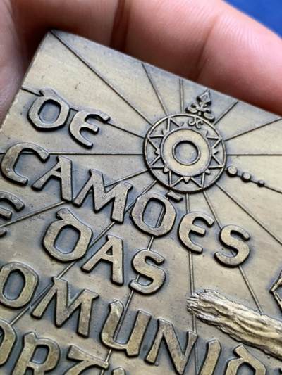 《竞宝斋》第409场 周日，周一，2场连拍 （全场包邮） 葡萄牙社区大会1982年铜质纪念章，64*88mm，240克，高浮雕，设计极具艺术效果，罕见。