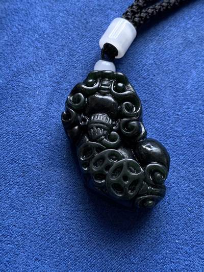 《竞宝斋》第409场 周日，周一，2场连拍 （全场包邮） 黑青玉貔貅挂饰 长宽高：39.2*22*12.4mm 带绳总重约24.4克 品种细节见图