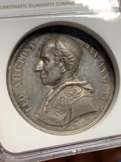 《竞宝斋》第409场 周日，周一，2场连拍 （全场包邮） NGC MS62 1883 梵蒂冈LEO十三世大主教朝圣大银章，加厚盒，人物雕刻生动，高浮雕，十分精美，少见品