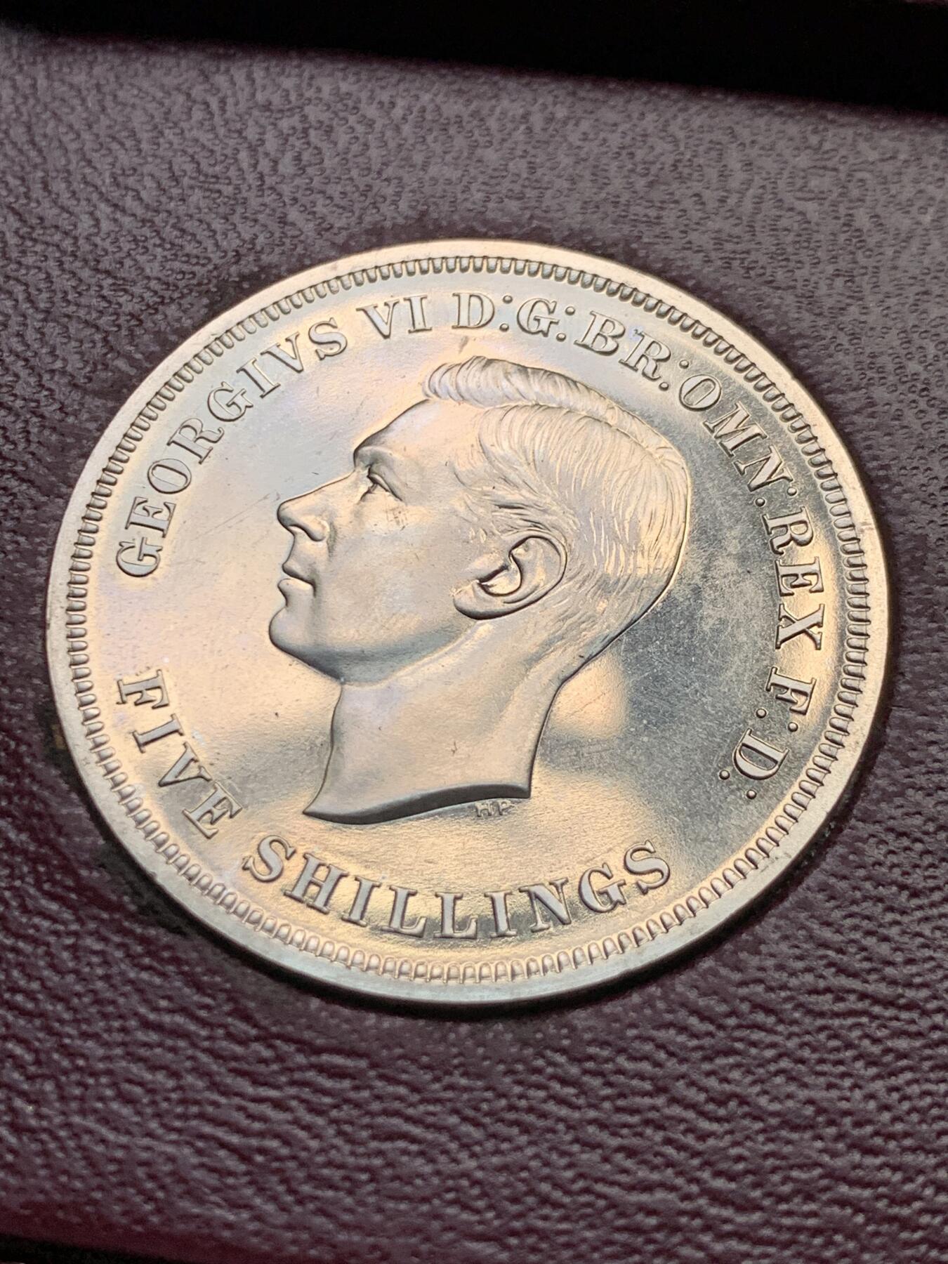《竞宝斋》第409场 周日，周一，2场连拍 （全场包邮） 英国1951镍马剑乔治六世克朗 带红色原盒