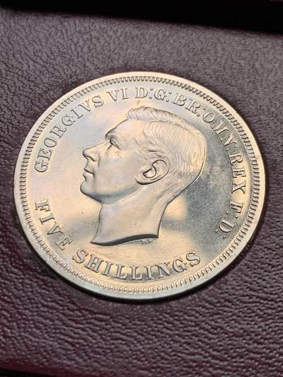 《竞宝斋》第409场 周日，周一，2场连拍 （全场包邮） 英国1951镍马剑乔治六世克朗 带红色原盒