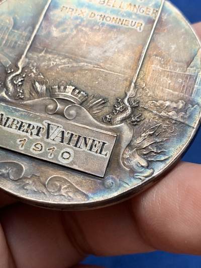 《竞宝斋》第409场 周日，周一，2场连拍 （全场包邮） 1910年法国勒阿弗尔海军协会镀银铜章 54.8克 49.8mm 三角铜标