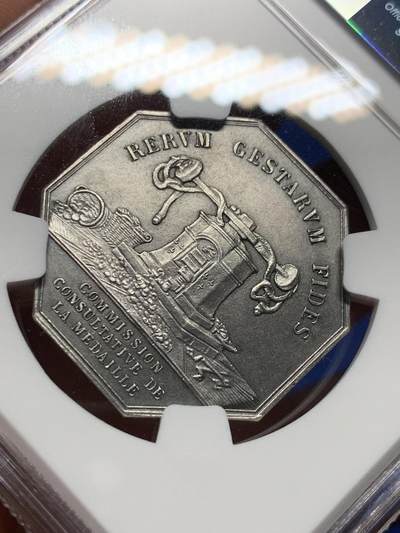 《竞宝斋》第410场 周日，周一，2场连拍 （全场包邮） NGC MS64 法国镀银铜质八角代币，高分，正面有一位半裸神祇，悠然躺卧在波涛中，风暴和闪电在远方酝酿，脚下流水环绕。下方铭文“CALME AU MILIEU DES ORAGES”（风暴中的宁静）寓意从容面对危机。