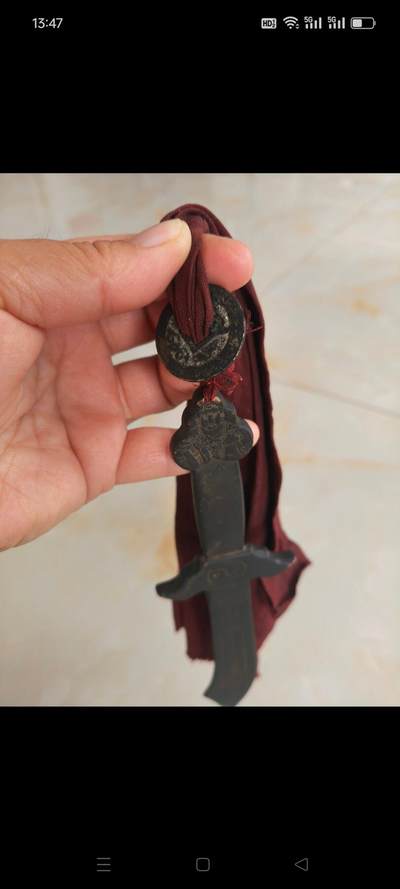 清代手工制作带有八卦符咒的铜刀摆件，带有雍正铜钱一枚，镇宅辟邪，保存完整！包老！ 清代手工制作带有八卦符咒的铜刀摆件，带有雍正铜钱一枚，镇宅辟邪，保存完整！包老！
