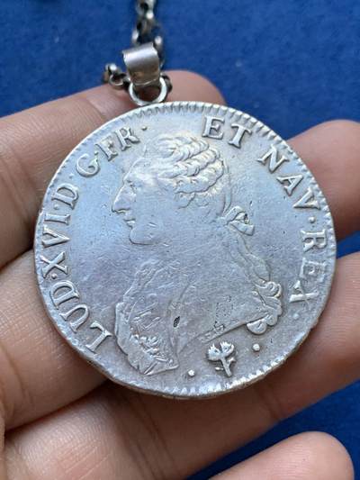 《竞宝斋》第410场 周日，周一，2场连拍 （全场包邮） 1785年路易十六1埃居银币 带链子重约38.2克 41.2mm 链子材质不明