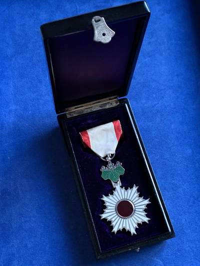 《竞宝斋》第410场 周日，周一，2场连拍 （全场包邮） 日本勋六等单光旭日章 银质 红色旭日和紫绿桐花完整为经典七宝烧 红白绶带 略章齐全 木质原盒刻字清晰