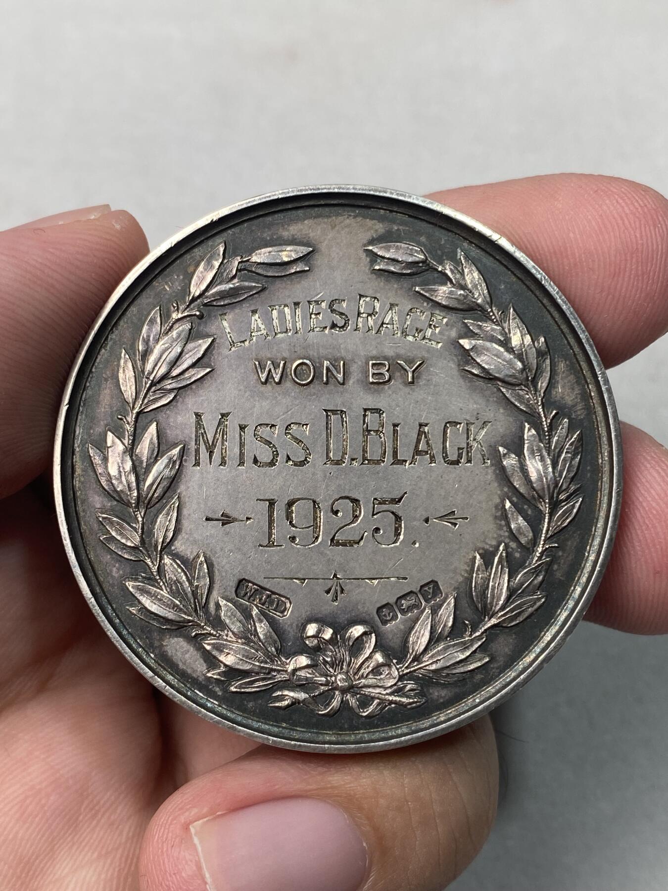 万国钱币拍卖第051期 1925年英国Fife & Forfar Yeomanry装甲车团女兵比赛获奖银章，直径44.5毫米，重约46.2克。正面刻有骑士骑马图案和装甲车团标志，背面刻有