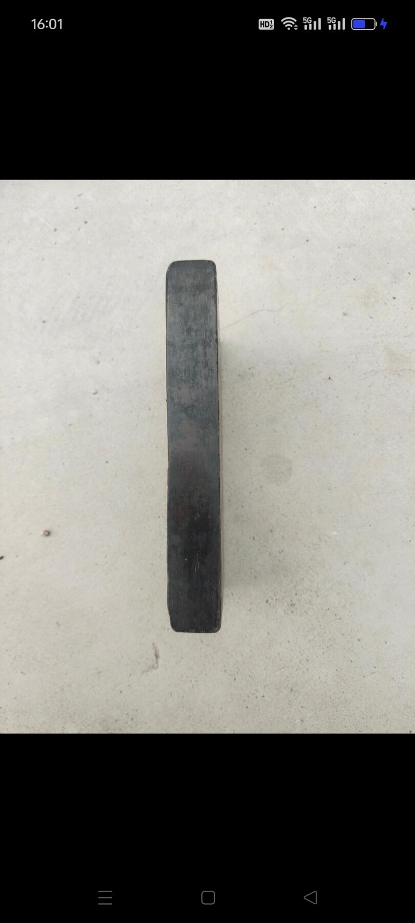 明代紫石砚台一块，尺寸如图，石质细腻，砚池有使用痕迹，边缘有轻微磕碰。年代久远，适合收藏或实用