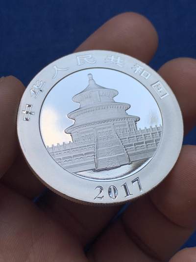 《竞宝斋》第410场 周日，周一，2场连拍 （全场包邮） 中国2017年熊猫30克999大银币 完全原状态