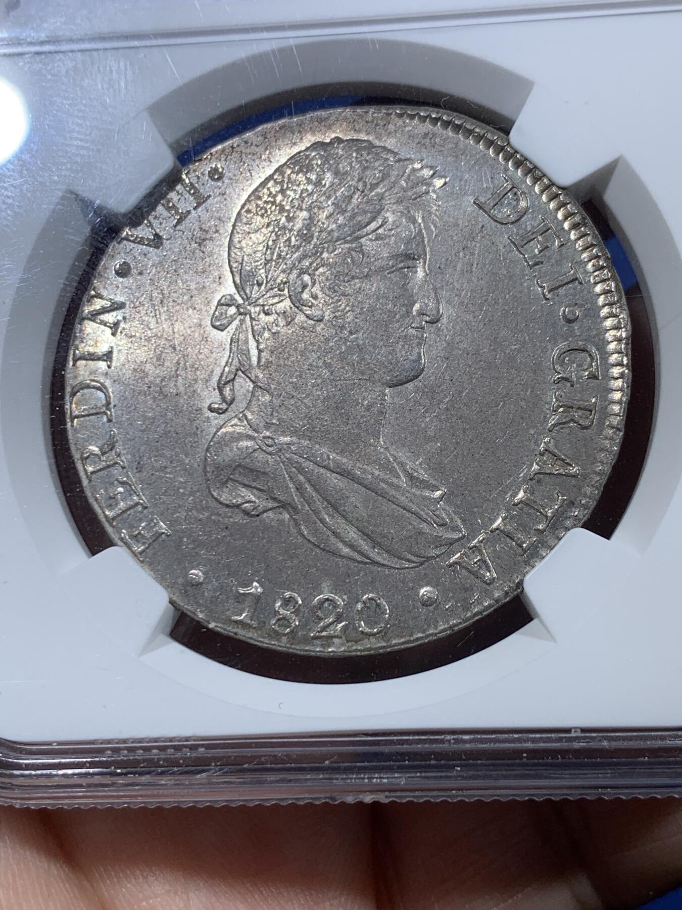 《竞宝斋》第410场 周日，周一，2场连拍 （全场包邮） NGC MS63 西属秘鲁 1820 LIMA JP 费七人像双柱 8瑞尔 双面深打