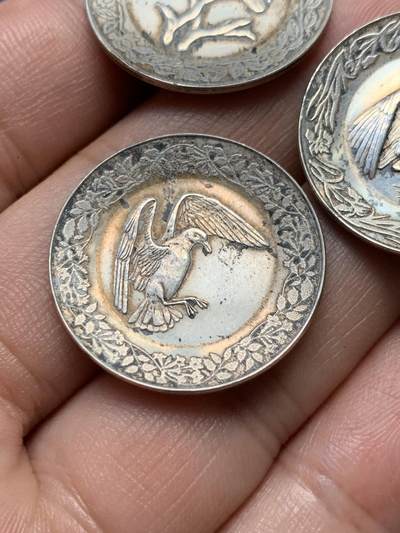 《竞宝斋》第410场 周日，周一，2场连拍 （全场包邮） 法国 私人定制鸟类银章三枚带有标识80%含银量 13.1克 25.8mm