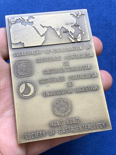 《竞宝斋》第410场 周日，周一，2场连拍 （全场包邮） 1985年澳门大铜章，国际消化学大会纪念章，215克，60*89.7mm，大三牌坊设计精美，罕见。