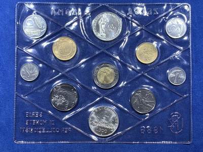 《竞宝斋》第410场 周日，周一，2场连拍 （全场包邮） 原册未拆 意大利 1986 套币，内含2枚银币。