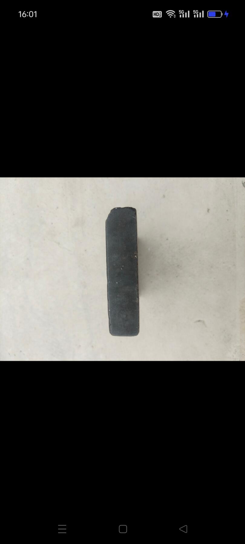 明代紫石砚台一块，尺寸如图，石质细腻，砚池有使用痕迹，边缘有轻微磕碰。年代久远，适合收藏或实用