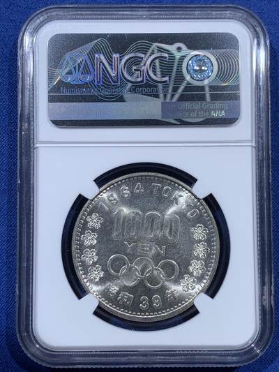 《竞宝斋》第410场 周日，周一，2场连拍 （全场包邮） 两枚一组 NGC MS65 日本1964年奥运银币 状态都很不错 近期银价非涨 盒子币几乎没有溢价了 性价比很高