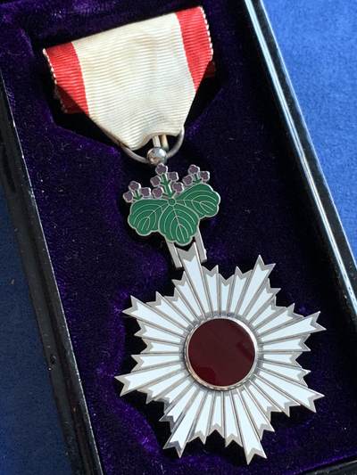 《竞宝斋》第410场 周日，周一，2场连拍 （全场包邮） 日本勋六等单光旭日章 银质 红色旭日和紫绿桐花完整为经典七宝烧 红白绶带 略章齐全 木质原盒刻字清晰