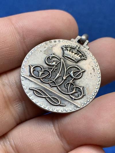 《竞宝斋》第410场 周日，周一，2场连拍 （全场包邮） 双天使银质婚章 在1938年的二战岁月 有这样的订制确实不易 带吊环重约7.9克 26.6mm